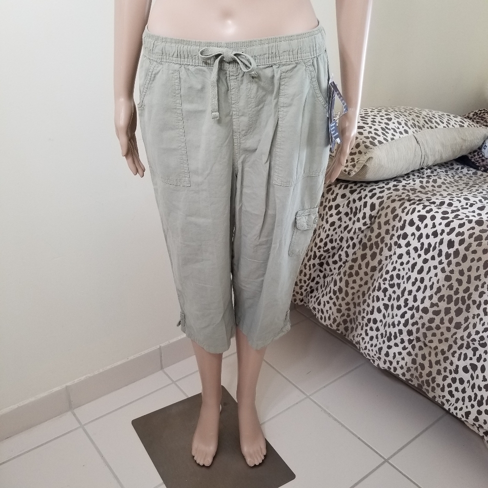 _NWT Gloria Vanderbilt Beach Capris in Olive